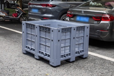 云貴川地區(qū)直發(fā)塑料卡板箱1210網(wǎng)格川字九腳塑料周轉(zhuǎn)箱