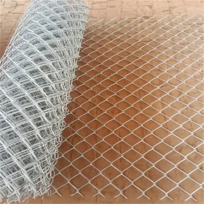 3mm粗綠色球場(chǎng)護(hù)欄操場(chǎng)菱形孔圍欄體育場(chǎng)包塑勾花