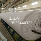 路面保濕土工布在沿海高速公路的鋪設(shè)現(xiàn)場